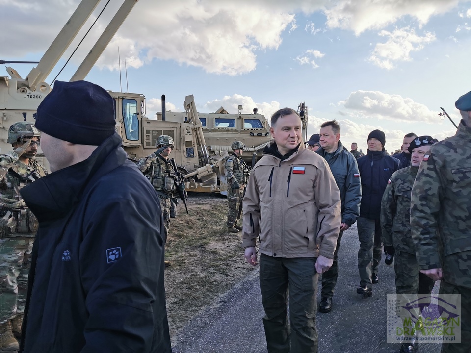 Prezydent Andrzej Duda i minister obrony narodowej Mariusz Błaszczak z roboczą wizytą na POLIGONIE DRAWSKIM (FILM) 